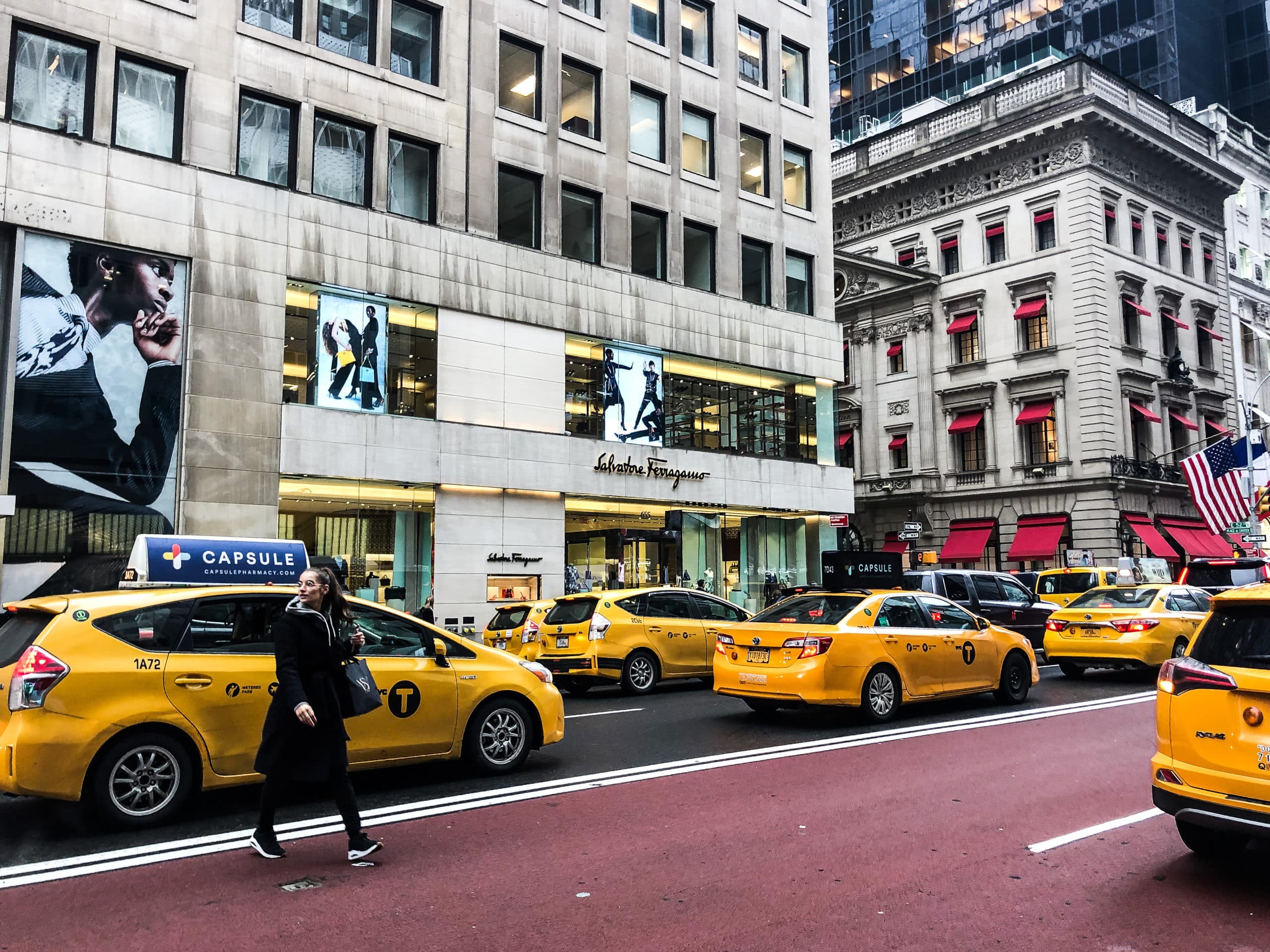 Нью-Йорк, пятая авеню, желтые такси
